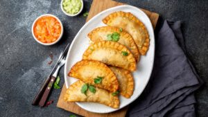 Les pastels sénégalais sont de petits beignets plats farcis de poisson et d'épices généralement servis en collation ou en apéritif.