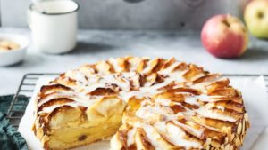 Tarte aux pommes moelleuses avec semoule et farine Une recette incroyablement légère et super délicieuse pour une tarte aux pommes à la semoule. Mélangez simplement tous les ingrédients ensemble et faites cuire en couches avec des pommes dans le moule. Le résultat est une tarte aux pommes moelleuse qui vous invite à vous attarder avec une tasse de thé.