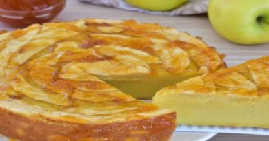 Tarte aux pommes moelleuses avec semoule et farine Une recette incroyablement légère et super délicieuse pour une tarte aux pommes à la semoule. Mélangez simplement tous les ingrédients ensemble et faites cuire en couches avec des pommes dans le moule. Le résultat est une tarte aux pommes moelleuse qui vous invite à vous attarder avec une tasse de thé.