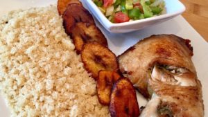 L'attiéké (couscous de manioc) est sans doute la recette la plus populaire en Côte d'Ivoire, notamment à Abidjan. A déguster avec au choix du poisson ou du poulet braisé, il est servi avec des plantains frits (alloco) et une salade de tomates, concombre et oignons. L'attiéké se mange aussi traditionnellement en accompagnement de poulet, viande ou de poisson… souvent avec une sauce (claire ou graine) dans la partie sud de la Côte d'ivoire. C'est une recette facile à préparer et délicieuse sans gluten… Histoire de faire un petit tour de l'Afrique de l'Ouest sans sortir de sa cuisine.