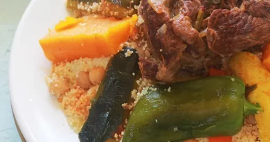 Couscous marocain à la viande et aux sept légumes Cette recette exceptionnelle de couscous classique de style Casablanca comprend du couscous cuit à la vapeur empilé avec de la viande et des légumes mijotés. (Vous pouvez omettre la viande pour un couscous végétarien.) N'hésitez pas à varier les légumes selon les préférences de votre famille, mais essayez d'inclure une variété complète pour obtenir une sauce au goût authentique. Il est devenu de plus en plus populaire ces dernières années de garnir ce plat d'une garniture généreuse de tfaya, un mélange d'oignons caramélisés et de raisins secs qui peut aussi agrémenter le couscous à lui tout seul.