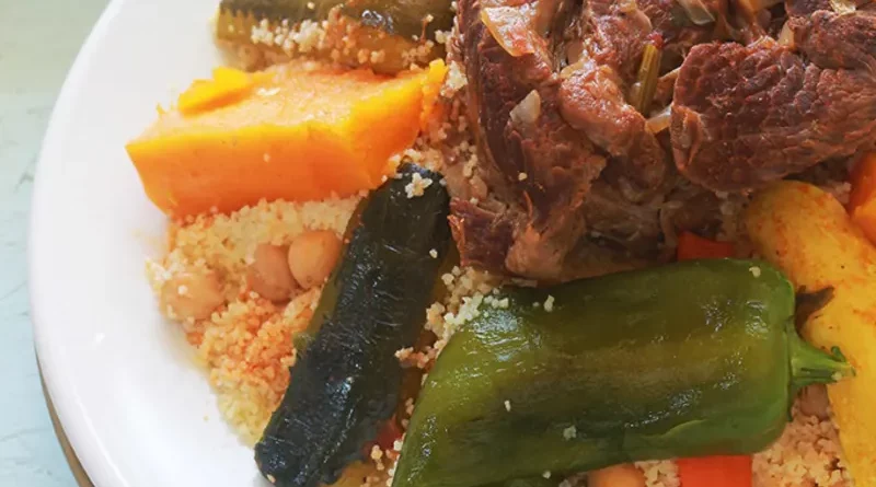 Couscous marocain à la viande et aux sept légumes Cette recette exceptionnelle de couscous classique de style Casablanca comprend du couscous cuit à la vapeur empilé avec de la viande et des légumes mijotés. (Vous pouvez omettre la viande pour un couscous végétarien.) N'hésitez pas à varier les légumes selon les préférences de votre famille, mais essayez d'inclure une variété complète pour obtenir une sauce au goût authentique. Il est devenu de plus en plus populaire ces dernières années de garnir ce plat d'une garniture généreuse de tfaya, un mélange d'oignons caramélisés et de raisins secs qui peut aussi agrémenter le couscous à lui tout seul.