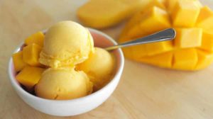 Fabriquée sans sorbetière, tout ce dont vous avez besoin, ce sont des mangues, du lait concentré et de la crème pour réaliser cette recette maison de crème glacée à la mangue, crémeuse et scoopable, tout comme la crème glacée que vous achetez en pot dans les magasins. Sauf que c'est de la crème glacée que l'argent ne peut pas acheter. Parce que l'achat en magasin ne pourra jamais capturer la saveur de la vraie mangue comme lorsque vous la faites de A à Z à la maison !