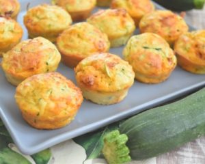 Muffins salés aux courgettes et au fromage Ma recette de muffins aux courgettes et au fromage est si simple, si bonne et si savoureuse - ce qui prouve que vous n'avez pas besoin d'être sucré pour un petit-déjeuner ou un brunch cuit au four.