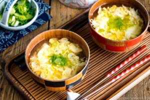 Kaki tamajiru est une soupe à base d’œufs brouillés légèrement épaissie avec de la fécule de pomme de terre et à de l'eau. C'est l'une des soupes aux œufs de style japonais, également souvent préparée à la maison. Lorsque vous entendez la soupe aux œufs, vous vous souvenez peut-être du plat chinois. La méthode de cuisson est presque la même comparée à la soupe chinoise, Kaki tamajiru a un goût léger. C’est très facile à faire et la préparation est très rapide.