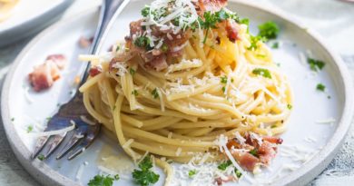 Spaghetti Carbonara Ce plat est une charcuterie œuf-bacon-et-fromage-sur-un-rouleau qui a été transformée en pâtes, fantaisiste, fétichisée et transformée en une tradition italienne qui, comme de nombreuses traditions italiennes inviolées, est en fait beaucoup moins ancienne que le Mayflower . Parce que l'Amérique a peut-être contribué à sa création, la carbonara est la pièce A du va-et-vient entre l'Italie et les États-Unis en matière de nourriture.