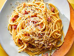 Spaghetti Carbonara Ce plat est une charcuterie œuf-bacon-et-fromage-sur-un-rouleau qui a été transformée en pâtes, fantaisiste, fétichisée et transformée en une tradition italienne qui, comme de nombreuses traditions italiennes inviolées, est en fait beaucoup moins ancienne que le Mayflower . Parce que l'Amérique a peut-être contribué à sa création, la carbonara est la pièce A du va-et-vient entre l'Italie et les États-Unis en matière de nourriture.