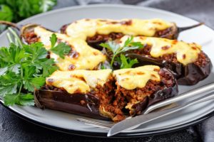 Aubergines farcies au poulet Que vous recherchiez un simple repas de semaine ou quelque chose à montrer lors de votre prochain dîner, ces délicieuses aubergines farcies au fromage plairont à coup sûr à la foule!