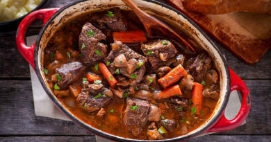 Qu'est-ce que le bœuf bourguignon ? Un plat traditionnel français de bœuf mijoté dans une sauce au vin rouge, avec des petits oignons, des champignons de Paris et des lardons au bacon. Il porte traditionnellement le nom de la région de Bourgogne en France, d'où il est originaire. Il est cuit jusqu'à ce que la viande s'effondre et que la sauce riche en vin épaississe légèrement pour enrober la viande. C'est un plat réconfortant à cuisson lente, parfait pour la purée de pommes de terre, la polenta molle ou simplement du pain croustillant pour éponger la sauce.