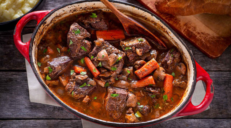 Qu'est-ce que le bœuf bourguignon ? Un plat traditionnel français de bœuf mijoté dans une sauce au vin rouge, avec des petits oignons, des champignons de Paris et des lardons au bacon. Il porte traditionnellement le nom de la région de Bourgogne en France, d'où il est originaire. Il est cuit jusqu'à ce que la viande s'effondre et que la sauce riche en vin épaississe légèrement pour enrober la viande. C'est un plat réconfortant à cuisson lente, parfait pour la purée de pommes de terre, la polenta molle ou simplement du pain croustillant pour éponger la sauce.