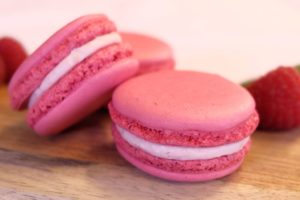 Les macarons framboises un vrai délice composé de coque et de garniture essayez-en chez vous. Les macarons sont si chers à l'achat alors pourquoi ne pas fabriquer vos propres macarons à la framboise à la maison pour beaucoup moins de "pâte" ! N'ayez pas peur de faire vos propres macarons