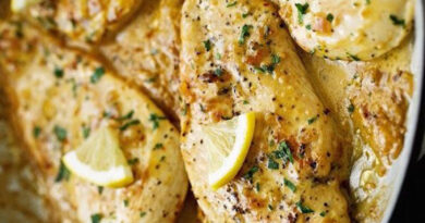 Recette de poulet au citron (avec sauce au beurre citronné) Cette recette de poulet au citron en croûte de parmesan est si facile à préparer et complètement prête en 30 minutes! La sauce au beurre rapide à l'ail et au citron rehausse la saveur du poulet et ajoute tellement de saveur au plat!