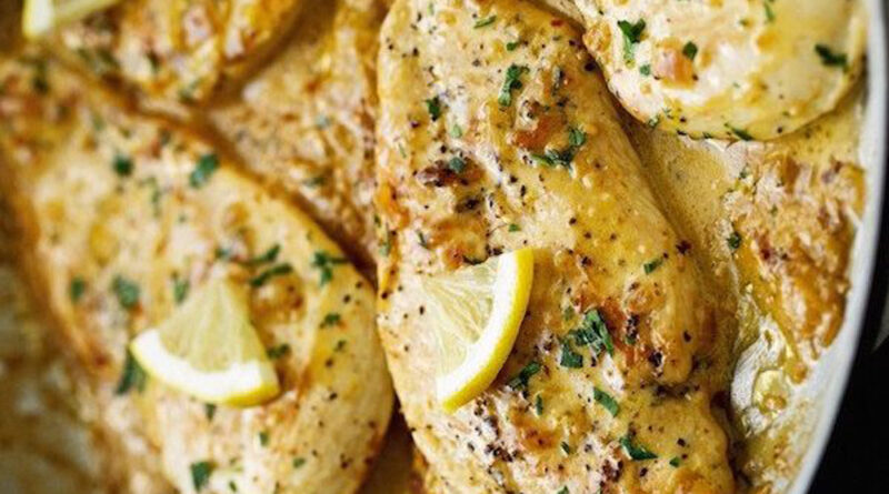 Recette de poulet au citron (avec sauce au beurre citronné) Cette recette de poulet au citron en croûte de parmesan est si facile à préparer et complètement prête en 30 minutes! La sauce au beurre rapide à l'ail et au citron rehausse la saveur du poulet et ajoute tellement de saveur au plat!