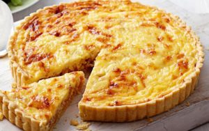 La première quiche à attirer l'attention du public américain fut la quiche lorraine dans les années 1950. Depuis lors, nous avons traversé ce qui s'est avéré être le quiching de l'Amérique. Comme la crème glacée, la quiche apparaît dans toutes les saveurs - des asperges aux courgettes. Cette recette donne suffisamment de garniture pour un plat à tarte. Si vous utilisez un moule à tarte, attendez-vous à avoir de la crème anglaise supplémentaire.