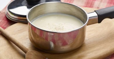 Sauce blanche ou sauce béchamel C'était l'une des premières leçons des cours d'économie domestique; invariablement blanc et pâteux, il enrobait bien des plats fades. Lorsqu'il est bien fait, cependant, il a sa place dans les plats intimes et crémeux, faisant souvent s'étirer les restes ou donnant une nouvelle vie aux aliments cuits. Et il est important comme base pour les soufflés. Le terme français pour cette sauce blanche moyennement épaisse est la béchamel. Le moyen infaillible d'obtenir une sauce parfaitement lisse est d'avoir le lait chaud lorsqu'il est ajouté au beurre et à la farine. Il utilise un pot supplémentaire, mais à mesure que vous devenez plus compétent, cette mesure de précaution peut ne pas être nécessaire.