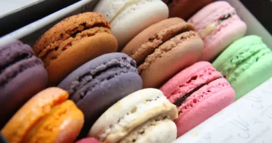 Comment faire des macarons Ce n'est jamais un mauvais moment pour le dessert. Biscuits, gâteaux, tartes, etc. Mais parfois, vous devez le changer avec quelque chose d'un peu plus sophistiqué : entrez les macarons. Ils peuvent sembler intimidants, mais avec notre guide facile à suivre, ils n'ont pas à l'être. Et vous pouvez les personnaliser ! Envie de variété ? Utilisez différents types de colorants alimentaires. Vous préférez un glaçage aromatisé différent ? Ajoutez un peu d'extrait de lavande pour une sensation florale. Une bouchée, et vous vous sentirez vous-même à Paris.