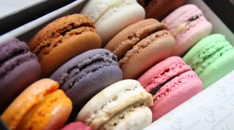 Comment faire des macarons Ce n'est jamais un mauvais moment pour le dessert. Biscuits, gâteaux, tartes, etc. Mais parfois, vous devez le changer avec quelque chose d'un peu plus sophistiqué : entrez les macarons. Ils peuvent sembler intimidants, mais avec notre guide facile à suivre, ils n'ont pas à l'être. Et vous pouvez les personnaliser ! Envie de variété ? Utilisez différents types de colorants alimentaires. Vous préférez un glaçage aromatisé différent ? Ajoutez un peu d'extrait de lavande pour une sensation florale. Une bouchée, et vous vous sentirez vous-même à Paris.