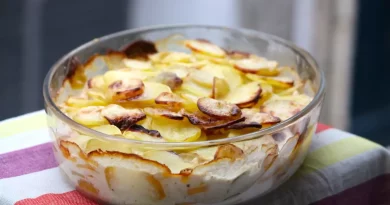 Pommes de terre gratinées à la crème La sauce au fromage crémeuse et les pommes de terre tendres de ce plat français classique se combinent pour créer une expérience délicieusement addictive. C'est un excellent plat d'accompagnement avec une longe de porc rôtie ou un filet de bœuf. Ajoutez une salade verte et du pain français, et vous avez trouvé le chemin magique vers le cœur d'un homme. Pour éviter les grumeaux dans votre sauce, ajoutez le lait petit à petit en mélangeant la farine et le beurre. Expérimentez avec différents fromages pour varier.