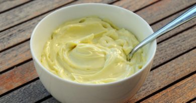 Mayonnaise maison infaillible Comment faire une mayonnaise en moins de 10 minutes ! L'utilisation d'œufs entiers au lieu du jaune rend cette recette de mayonnaise maison pratiquement infaillible et très facile. Passer à la recette de mayonnaise aux œufs entiers.