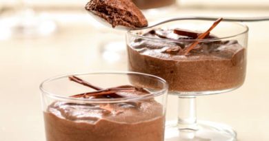 La mousse au chocolat pourrait bien être la solution ultime au chocolat ! Riche et crémeux, mais léger et moelleux, un pot est satisfaisant mais me donne toujours envie de plus……. Il s'agit d'une mousse au chocolat classique faite à la française, telle qu'elle est servie dans les restaurants gastronomiques. Moins de crème, plus de chocolat, une saveur de chocolat plus intense et une belle sensation en bouche crémeuse.