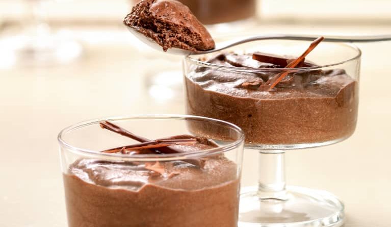 La mousse au chocolat pourrait bien être la solution ultime au chocolat ! Riche et crémeux, mais léger et moelleux, un pot est satisfaisant mais me donne toujours envie de plus……. Il s'agit d'une mousse au chocolat classique faite à la française, telle qu'elle est servie dans les restaurants gastronomiques. Moins de crème, plus de chocolat, une saveur de chocolat plus intense et une belle sensation en bouche crémeuse.