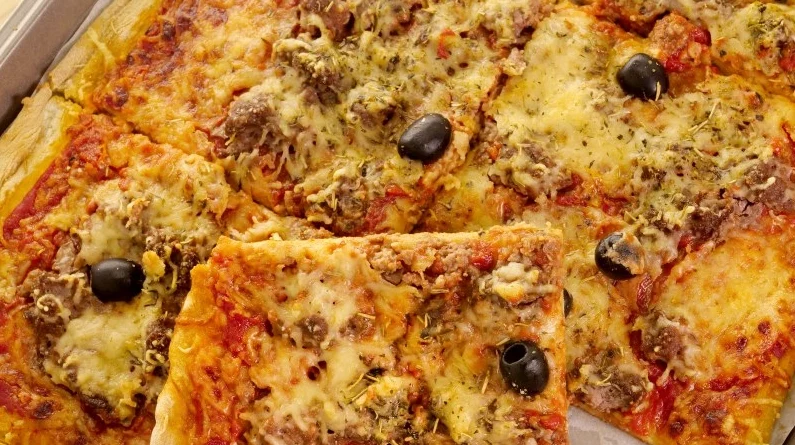 Faites une pizza parfaite à la maison avec cette recette de pizza maison classique, comprenant une recette de pâte à pizza, des suggestions de garniture et des instructions étape par étape .