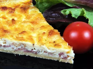 La première quiche à attirer l'attention du public américain fut la quiche lorraine dans les années 1950. Depuis lors, nous avons traversé ce qui s'est avéré être le quiching de l'Amérique. Comme la crème glacée, la quiche apparaît dans toutes les saveurs - des asperges aux courgettes. Cette recette donne suffisamment de garniture pour un plat à tarte. Si vous utilisez un moule à tarte, attendez-vous à avoir de la crème anglaise supplémentaire.