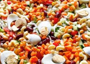 La recette classique de la salade nigériane est une salade très vivante. C'est coloré, riche en nutriments, très copieux et très savoureux. Je dois ajouter qu'il est suffisamment polyvalent pour être servi en petites portions comme apéritif ou comme plat principal copieux et qu'il est très facile à préparer. C'est littéralement un type de nourriture à tout faire. La salade nigériane classique Gardez à l'esprit que les légumes n'ont pas besoin d'être feuillus pour mériter un rôle dans le saladier. Cette délicieuse salade se compose de légumes crus et cuits, de pâtes, d'œufs et plus encore. Avec tous ces ingrédients, il est certain que cette Salade constitue un repas copieux à elle seule mais elle peut également être associée au Riz Jollof, au Riz Frit, au Poulet Frit et bien plus encore.