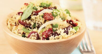 Salade de couscous méditerranéenne Salade de couscous méditerranéen avec une vinaigrette aux herbes fraîches au citron. De minuscules semoules de blé dur cuisent sur la cuisinière, puis sont mélangées à des légumes colorés, du fromage feta, des olives et des pois chiches. Un plat d'accompagnement sain qui a du croquant!