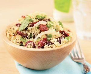 Salade de couscous méditerranéenne Salade de couscous méditerranéen avec une vinaigrette aux herbes fraîches au citron. De minuscules semoules de blé dur cuisent sur la cuisinière, puis sont mélangées à des légumes colorés, du fromage feta, des olives et des pois chiches. Un plat d'accompagnement sain qui a du croquant!