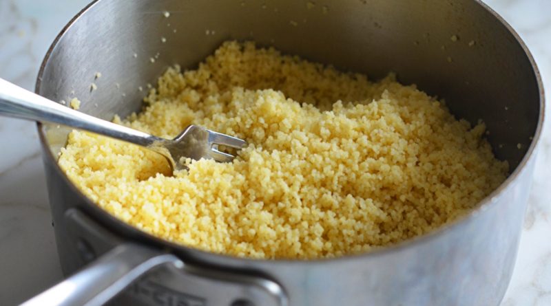 Le couscous est fabriqué à partir de petites boules de farine de semoule cuites à la vapeur. Bien que nous le considérions comme un grain, il s'agit en fait d'un type de pâtes. Le couscous est un plat nord-africain composé de petites boules de farine de semoule cuites à la vapeur. Bien que nous le considérions et le cuisinions comme un grain, le couscous est en fait un type de pâtes. C'est l'un des plats d'accompagnement les plus faciles, les plus rapides et les plus polyvalents que vous puissiez préparer. Et c'est particulièrement merveilleux avec des ragoûts ou des plats principaux en sauce. Selon la marque que vous achetez, vous constaterez qu'il existe des variations dans les proportions suggérées de liquide par rapport au couscous.