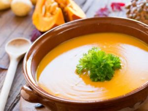 Il s'agit d'une soupe à la citrouille classique et facile à préparer avec de la citrouille fraîche et très rapide à préparer. Épaisse, crémeuse et pleine de saveurs, c'est la recette de soupe à la citrouille que vous ferez maintenant et pour toujours! N'oubliez pas le pain croustillant au beurre chaud pour tremper! {Bonus : la soupe à la citrouille est super saine avec seulement 189 calories par portion 