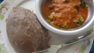 Amala est un repas traditionnel nigérian consommé par le groupe ethnique Yoruba dans les États de l'ouest du pays. Il est fabriqué à partir de farine de plantain non mûre, de farine d'igname et/ou de farine de manioc. En tant que plat nigérian populaire, il est difficile d'aller dans l'un des bukkas locaux de Lagos ou d'Ibadan sans voir ce plat au menu. La belle chose à propos de ce spécial Yoruba est qu'il est rapide et facile à préparer, mais si vous ne faites pas attention, vous pourriez vous retrouver avec des grumeaux qui le rendent peu attrayant à manger. Si vous avez du mal à faire de l'Amala sans grumeaux, moelleux et lisse, détendez-vous car avec cette recette, vous le maîtriserez.