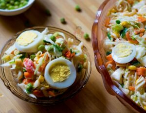 La recette classique de la salade nigériane est une salade très vivante. C'est coloré, riche en nutriments, très copieux et très savoureux. Je dois ajouter qu'il est suffisamment polyvalent pour être servi en petites portions comme apéritif ou comme plat principal copieux et qu'il est très facile à préparer. C'est littéralement un type de nourriture à tout faire. La salade nigériane classique Gardez à l'esprit que les légumes n'ont pas besoin d'être feuillus pour mériter un rôle dans le saladier. Cette délicieuse salade se compose de légumes crus et cuits, de pâtes, d'œufs et plus encore. Avec tous ces ingrédients, il est certain que cette Salade constitue un repas copieux à elle seule mais elle peut également être associée au Riz Jollof, au Riz Frit, au Poulet Frit et bien plus encore.