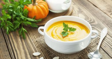 Il s'agit d'une soupe à la citrouille classique et facile à préparer avec de la citrouille fraîche et très rapide à préparer. Épaisse, crémeuse et pleine de saveurs, c'est la recette de soupe à la citrouille que vous ferez maintenant et pour toujours! N'oubliez pas le pain croustillant au beurre chaud pour tremper! {Bonus : la soupe à la citrouille est super saine avec seulement 189 calories par portion 