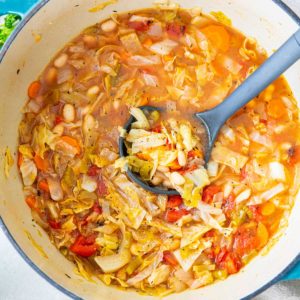 La soupe aux choux est la soupe aux légumes savoureuse PARFAITE faite avec du chou, des tomates, des carottes, du céleri et des épices, prête en moins de 45 minutes ! Quand il fait froid dehors, notre cuisine réchauffe les choses avec le rôti de bœuf à la mijoteuse ultime, la soupe de bœuf aux légumes à la mijoteuse et le ragoût de bœuf à la mijoteuse ultime !