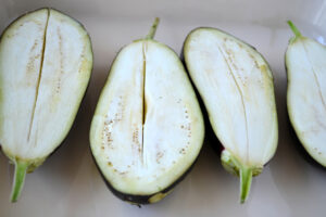 Aubergines farcies au poulet Que vous recherchiez un simple repas de semaine ou quelque chose à montrer lors de votre prochain dîner, ces délicieuses aubergines farcies au fromage plairont à coup sûr à la foule!