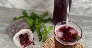 Boisson à l’hibiscus (bissap)ou thé à l’hibiscus La boisson à l'hibiscus (jus d'hibiscus) ou Roselle Drink est une boisson à base de plantes à base de fleurs de roselle séchées. Il offre une belle teinte cramoisie, présente plusieurs avantages pour la santé et est très facile à préparer. Rafraîchissante et sucrée, cette boisson est idéale pour l'été, les dîners, les rencontres et les fêtes.