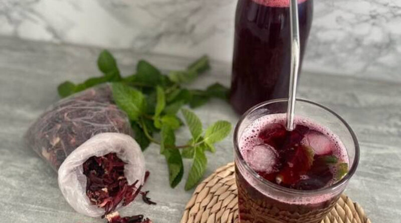 Boisson à l’hibiscus (bissap)ou thé à l’hibiscus La boisson à l'hibiscus (jus d'hibiscus) ou Roselle Drink est une boisson à base de plantes à base de fleurs de roselle séchées. Il offre une belle teinte cramoisie, présente plusieurs avantages pour la santé et est très facile à préparer. Rafraîchissante et sucrée, cette boisson est idéale pour l'été, les dîners, les rencontres et les fêtes.