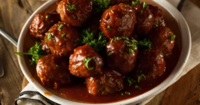 Boulettes de viande teriyaki Cet apéritif de boulettes de viande d'ananas teriyaki a changé tellement de fois en raison des suggestions de ma famille qu'il est finalement devenu un plat principal. Je pense que la sauce maison distingue ces boulettes de viande. 