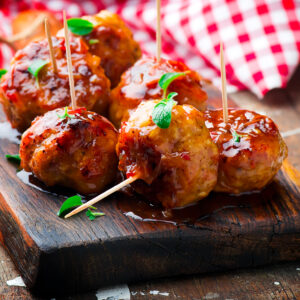 Boulettes de viande teriyaki Cet apéritif de boulettes de viande d'ananas teriyaki a changé tellement de fois en raison des suggestions de ma famille qu'il est finalement devenu un plat principal. Je pense que la sauce maison distingue ces boulettes de viande. 