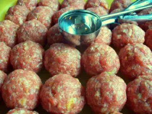 Boulettes de viande teriyaki Cet apéritif de boulettes de viande d'ananas teriyaki a changé tellement de fois en raison des suggestions de ma famille qu'il est finalement devenu un plat principal. Je pense que la sauce maison distingue ces boulettes de viande. 