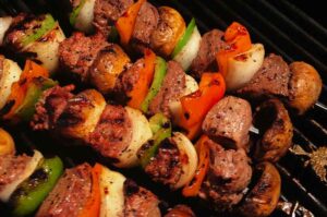 Les brochettes de bœuf (bifteck) sont l'un des dîners d'été les plus savoureux! Ceux-ci sont superposés avec des morceaux juteux et tendres de bœuf mariné savoureux et un quatuor coloré de légumes tendres. Une recette excitante sur laquelle toute la famille peut s'entendre! Brochettes de bifteck - Une recette de bifteck à essayer absolument !