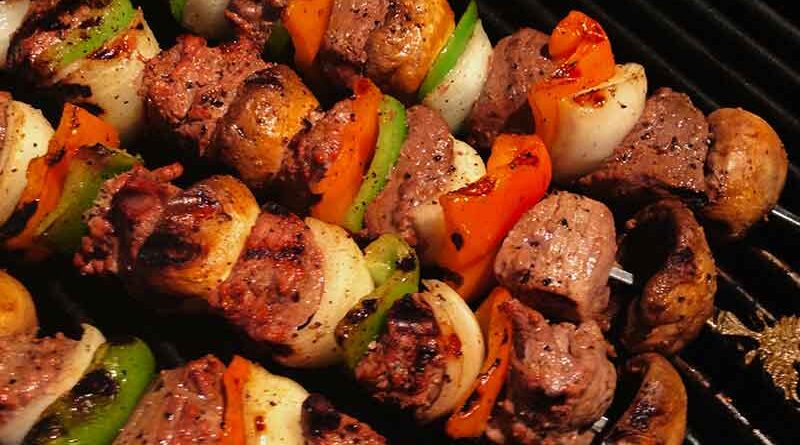 Les brochettes de bœuf (bifteck) sont l'un des dîners d'été les plus savoureux! Ceux-ci sont superposés avec des morceaux juteux et tendres de bœuf mariné savoureux et un quatuor coloré de légumes tendres. Une recette excitante sur laquelle toute la famille peut s'entendre! Brochettes de bifteck - Une recette de bifteck à essayer absolument !