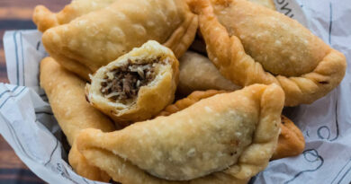 Les pastels sénégalais sont de petits beignets plats farcis de poisson et d'épices généralement servis en collation ou en apéritif.