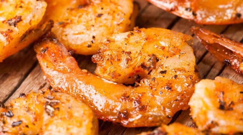 La marinade de ce plat rend les crevettes si savoureuses que vous n'aurez même pas besoin d'une trempette. Même ceux qui prétendent ne pas aimer les crustacés aiment vraiment cet apéritif.