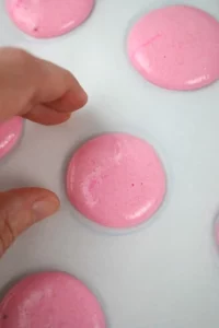 Les macarons framboises un vrai délice composé de coque et de garniture essayez-en chez vous. Les macarons sont si chers à l'achat alors pourquoi ne pas fabriquer vos propres macarons à la framboise à la maison pour beaucoup moins de "pâte" ! N'ayez pas peur de faire vos propres macarons