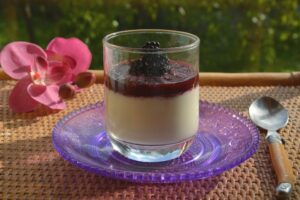 Panna cotta facile à la gousse de vanille La panna cotta - littéralement "crème cuite" - est une crème pâtissière soyeuse et sans œuf, épaissie ici d'une touche de gélatine. Bien que souvent servie non moulée, la panna cotta à la gousse de vanille est si tendre qu'il la sert dans des ramequins.