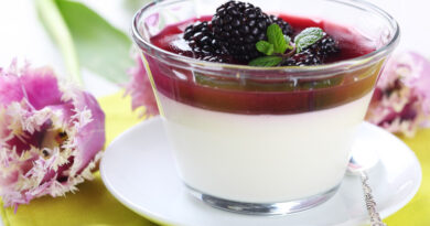 Panna cotta facile à la gousse de vanille La panna cotta - littéralement "crème cuite" - est une crème pâtissière soyeuse et sans œuf, épaissie ici d'une touche de gélatine. Bien que souvent servie non moulée, la panna cotta à la gousse de vanille est si tendre qu'il la sert dans des ramequins.