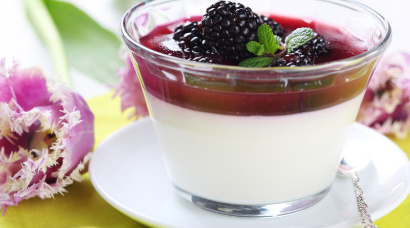 Panna cotta facile à la gousse de vanille La panna cotta - littéralement "crème cuite" - est une crème pâtissière soyeuse et sans œuf, épaissie ici d'une touche de gélatine. Bien que souvent servie non moulée, la panna cotta à la gousse de vanille est si tendre qu'il la sert dans des ramequins.